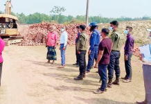 পরিবেশ অধিদপ্তরে ছাড়পত্র না থাকায় কমলগঞ্জে সাবেক কৃষিমন্ত্রীর ছোট ভাইয়ের ইটভাটা গুড়িয়ে দিয়েছে প্রশাসন